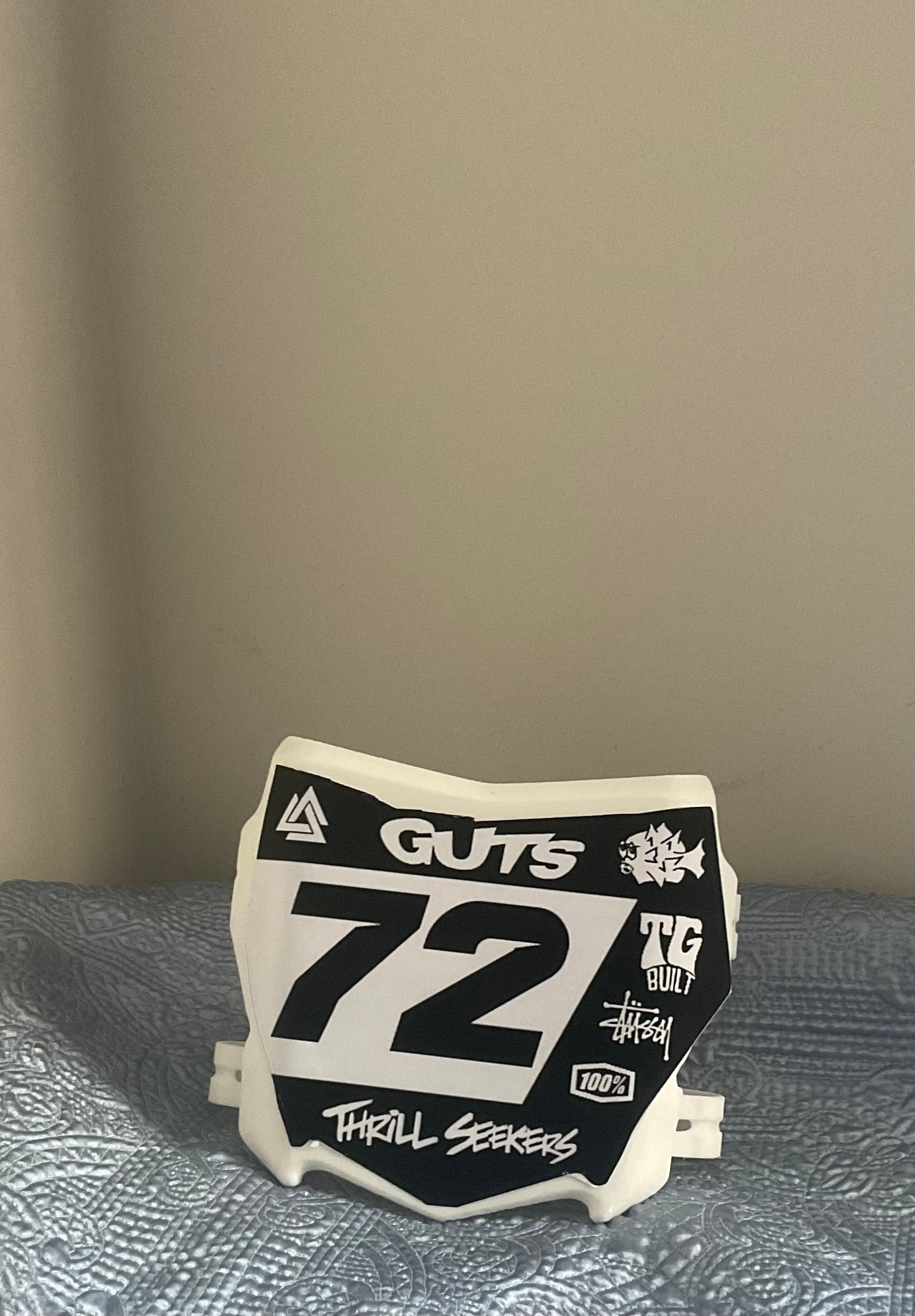 Motocutz plate with decal